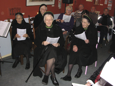 862402 Afbeelding van enkele zingende Zusters Augustinessen, tijdens het Smartlappenfestival in het Volksbuurtmuseum ...